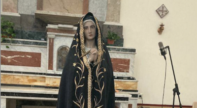 L’Associazione Mogli Medici Italiani dona il Manto alla Madonna Addolorata- Mili Marina