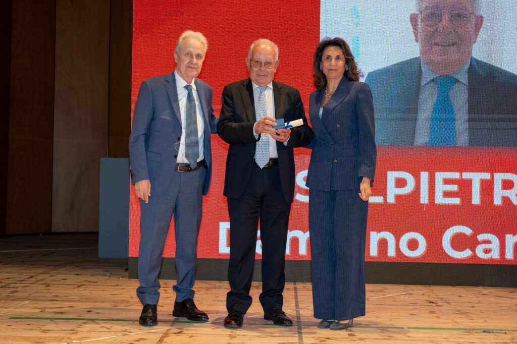 Cinquant’anni di laurea: consegnate le medaglie d’oro a 79 decani della professione