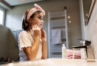 Dottore, i prodotti skincare per adulti possono far male alla pelle delle bambine?