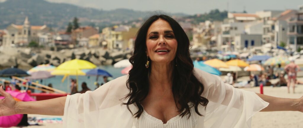 Maria Grazia Cucinotta è la testimonial della Bandiera Blu 2026